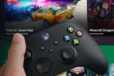 Ein Xbox-Controller in der Hand. im Hintergrund ist der Xbox Cloud Gaming-Dienst geöffnet mit einigen aktuellen Spielen zur Auswahl.